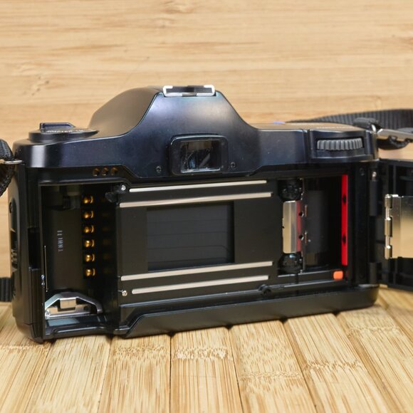 Vintage Olympus OM101 SLR 35mm Film Camera, Vivitar f/2.8 28mm Wide Angle Lens - Picture 8 of 10